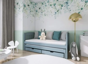 Hyggeligt børneværelse med blå juniorseng, natur-tapet og bløde dyr.