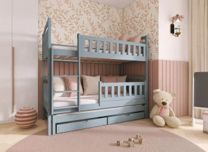 Lyseblå køjeseng med udtræksseng og skuffer i børneværelse med lyserøde vægpaneler og tapet.