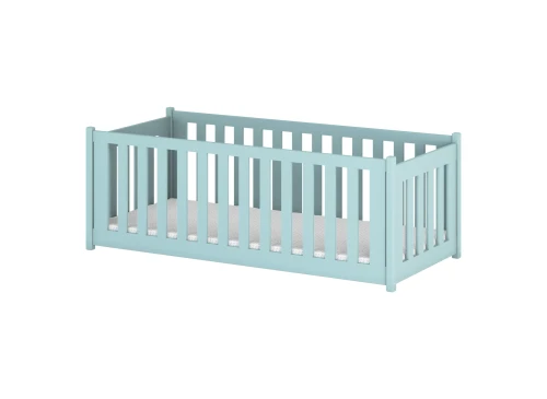 Lyseblå babyseng med tremmer og madras, sikker og komfortabel til spædbørn i minimalistisk design.