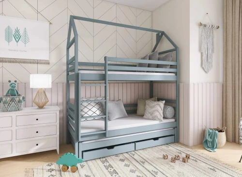 Lyseblå køjeseng i husform med udtræksseng og skuffer, perfekt til et legende børneværelse.