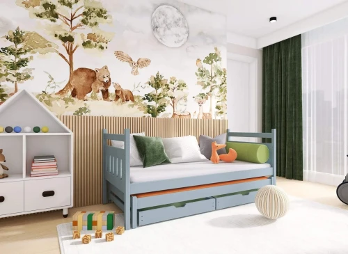 Lyseblå børneseng i værelse med skovdyr-vægmaleri, hvidt tæppe og hyggekrog.
