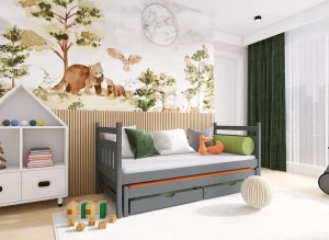 Mørkegrå daybed i et eventyrligt børneværelse med skovtapet og udtræksseng, perfekt til overnattende gæster.