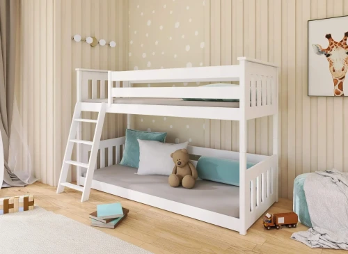 Hvid køjeseng i et hyggeligt børneværelse med lyse vægge, girafbillede og legetøj.