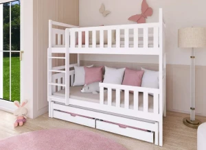 Hvid køjeseng med udtræksseng og skuffer, dekoreret med lyserøde puder i et børneværelse.