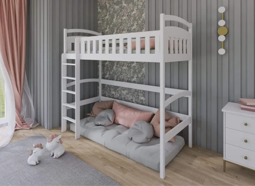 Hvid køjeseng i træ med øverste seng og nederste futon/sofa i et hyggeligt børneværelse.