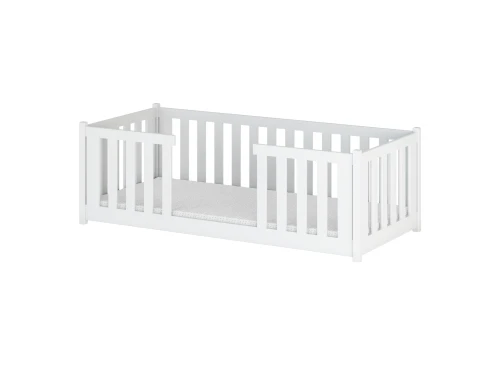 Hvid juniorseng med madras, et klassisk og rent design til børneværelset.