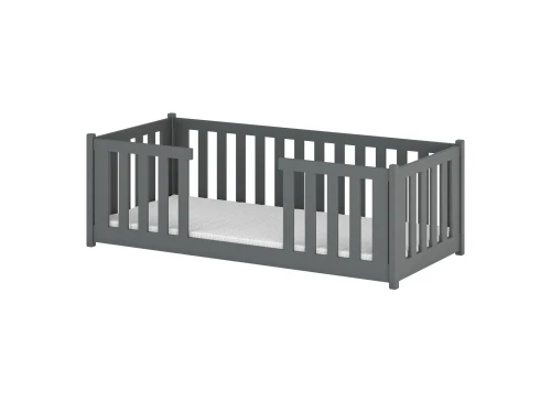 Præcise dimensioner for juniorseng, inklusive højde og rækværk.