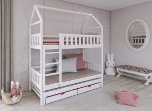 Hvid køjeseng i husform med stige og udtræksseng/skuffer i lyst børneværelse. Inkl. Kaninbamse og spejl.