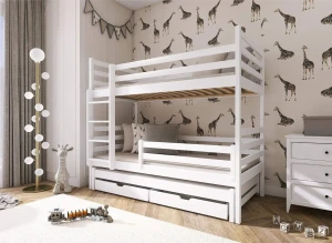 Børneværelse med hvid køjeseng, udtræksseng og skuffer, giraf-tapet.