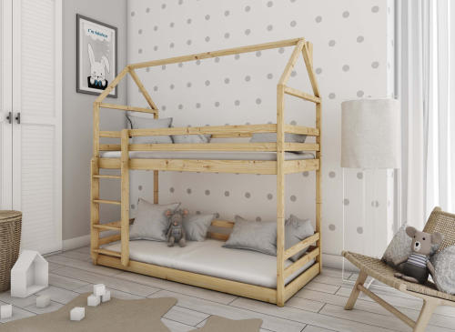 Lyst børneværelse med træ køjeseng i husdesign, grå puder og prikket tapet.