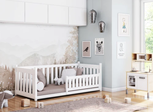 Børneværelse med hvid juniorseng/daybed, sødt plysdyr og stilrent legekøkken i træ.