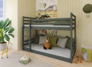 Hyggeligt børneværelse med grå køjeseng brugt som daybed. Safari-tema vægkunst og plysdyr skaber stemning.