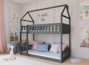 Mørkegrå køjeseng i husdesign, indrettet med lyserøde og blå puder i hyggeligt børneværelse.