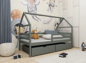 Mørkegrå hus seng i børneværelse med rumtema, inkl. skuffer og bamse.