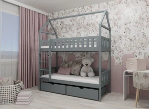 Grå køjeseng med husramme, skuffer, i børneværelse med lyserøde gardiner og heste-tapet.