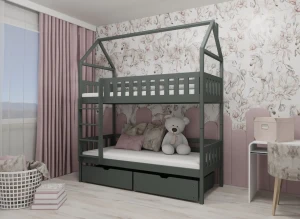 Børneværelse med mørkegrå køjeseng i husform, lyserødt tapet og bamse, til børn.