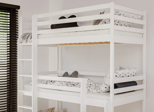 Hvid køjeseng i tre etager med sengetøj og puder, klar til brug. Praktisk og stilfuld løsning til børneværelset.