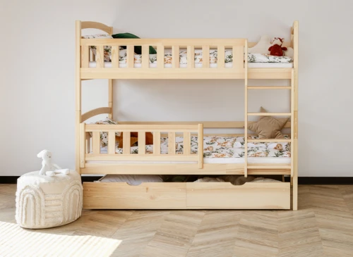 Køjeseng i lyst træ med to skuffer under, dyremønstret sengetøj til børneværelset.