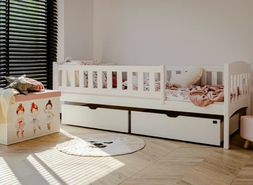 Lyst børneværelse med hvid daybed med to opbevaringsskuffer og legetøjskiste.