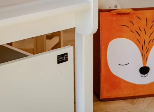 Base af hvid køjeseng med LandKidz-mærke og orange opbevaringspose med ræveansigt ved siden af.