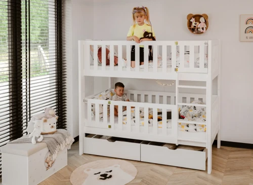 Hvid køjeseng med to børn, pige øverst og baby nederst. Inkluderer skuffer.