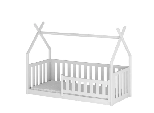 Hvid tremmeseng i husdesign med madras, isoleret på hvid baggrund.