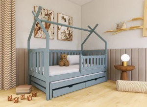 Lyseblå tipi seng til børn med skuffer og bamse. Hyggeligt børneværelse design.