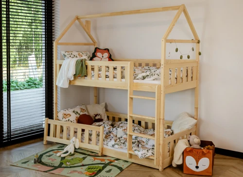 Træ køjeseng i husdesign til børneværelse med sengetøj og legetøj.