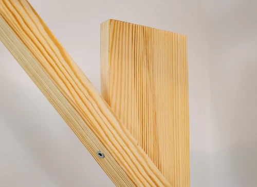 Detalje af solid trækonstruktion i lyst fyrretræ med synlig årestruktur og samlingsskrue.