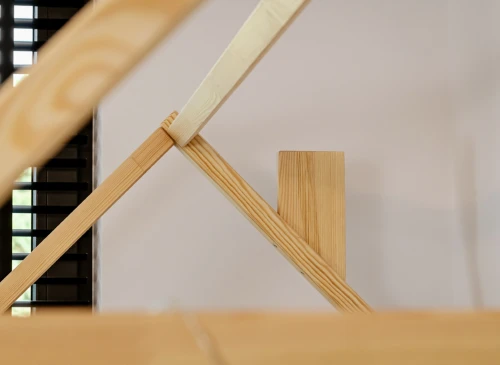 Nærbillede af træramme og samling i hus køjeseng, viser konstruktionsdetaljer.