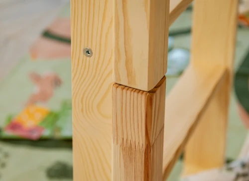 Detaljeret samling af træramme med synlige træårer og skrue. Kvalitetshåndværk i fyrretræ.