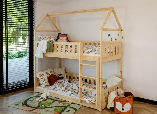 Træ køjeseng i hvidt børneværelse med rævepude og dyremotiver, husformet ramme.