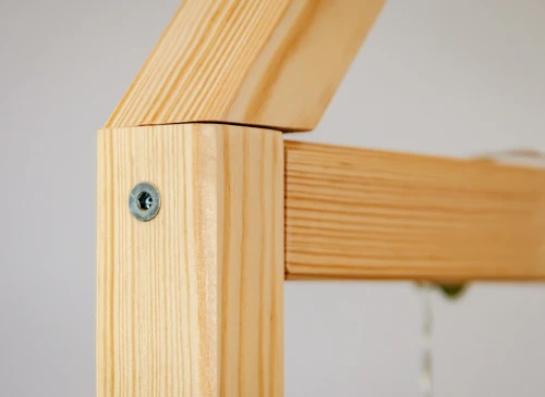 Trærammesamling med skrueforbindelse. Robust design i lyst, ubehandlet fyrretræ.