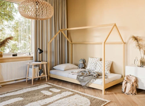 Hyggeligt børneværelse med en seng formet som et hus og naturlige elementer.