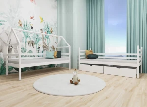 Naturlig træ køjeseng med husramme, stige og to opbevaringsskuffer i et moderne, lyst børneværelse.