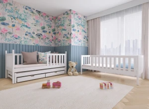 Indretning af børneværelse med hvid dagseng med skuffer og tremmeseng, blomstret tapet og teddybjørn.