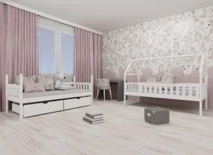 Børneværelse med hvide senge, lyserøde gardiner og blomstret tapet. En dagseng med skuffer og en husrammeseng.