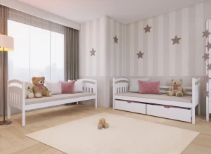 To hvide enkeltsenge/daybeds med skuffer i et lyst børneværelse med stribede vægge.