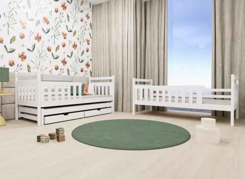 Lyst børneværelse med hvide senge, heraf én med udtræk. Blomstertapet og grønt tæppe skaber ro.