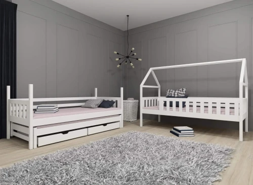 Børneværelse med to hvide hussenge, en med skuffer og en rammeseng, på et gråt gulvtæppe.