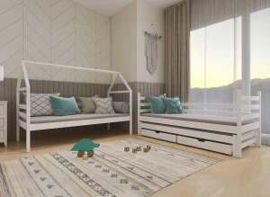 Stilrent børneværelse med hvide daybeds i husform og med skuffer, tæppe og udsigt.