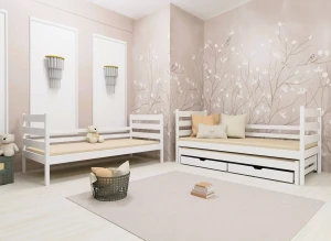 Hvid børneseng med udtræksseng og opbevaring i et lyst børneværelse med naturtema.