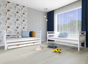 To hvide træsenge i børneværelse med bil-tapet. Den ene seng har skuffer til opbevaring.