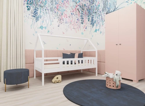 Hvid hus seng til småbørn i farverigt børneværelse med lyserøde detaljer og natur tapet.