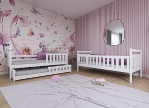 Hvide træsenge til børneværelse med blomstertapet. En udtræksseng og en enkeltseng.