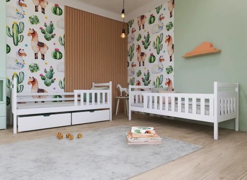 Lyst børneværelse med to hvide enkeltsenge med skuffer, lama-tapet og trægulv.