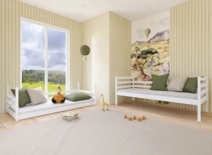 Safaritema børneværelse med hvide bænke, dyremotiv tapet og legetøj. Kreativ indretning.