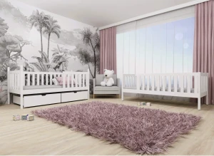 To hvide børnesenge, heraf en med skuffer, i lyst børneværelse med lyserøde gardiner og palmeprintet tapet.