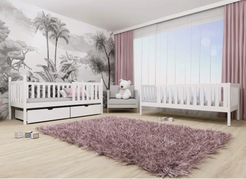 Lyserødt børneværelse med to hvide juniorsenge, tæppe, lænestol og tropisk vægmaleri.