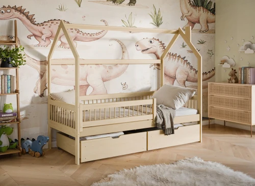 Lys træ seng med husdesign i et dinosaur-tema børneværelse.